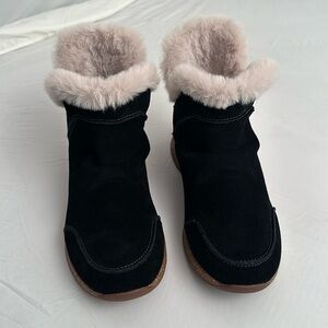 Taos Future Mid black pull-on bootie